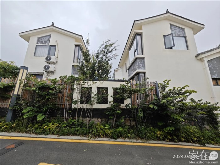 2栋楼，4间各40平带独立卫生间的套房，60平的院子，加上大露台及大露台下的大厨房和茶室，这样一套含精装的别墅才区区三百来万。