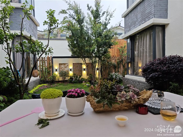 在朋友家吃完晚饭又开始下雨，坐在院子里听着雨声，那感觉真的就跟神仙一样，最最重要的是没有叮咬人的蚁虫，让你在院子能坐的住。