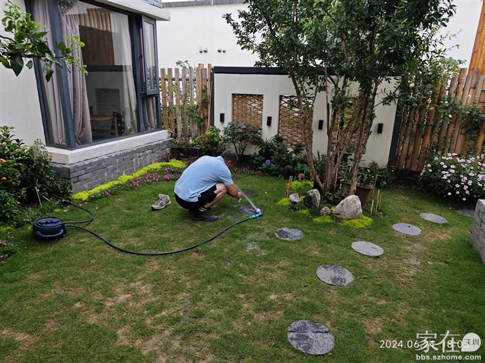 走完苍山，在自己院子处刷刷鞋子也感觉很美妙。