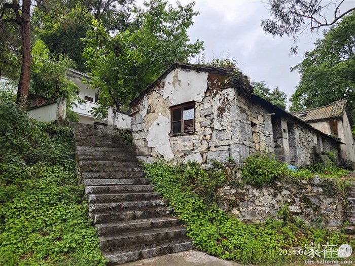 途中还有一个林场，内部汽车可以开上来。