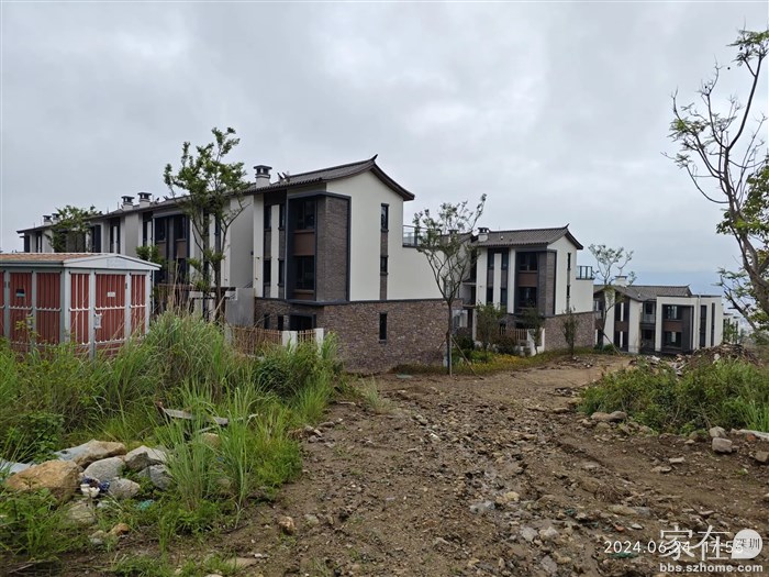 小区另一片在建中的烂尾别墅