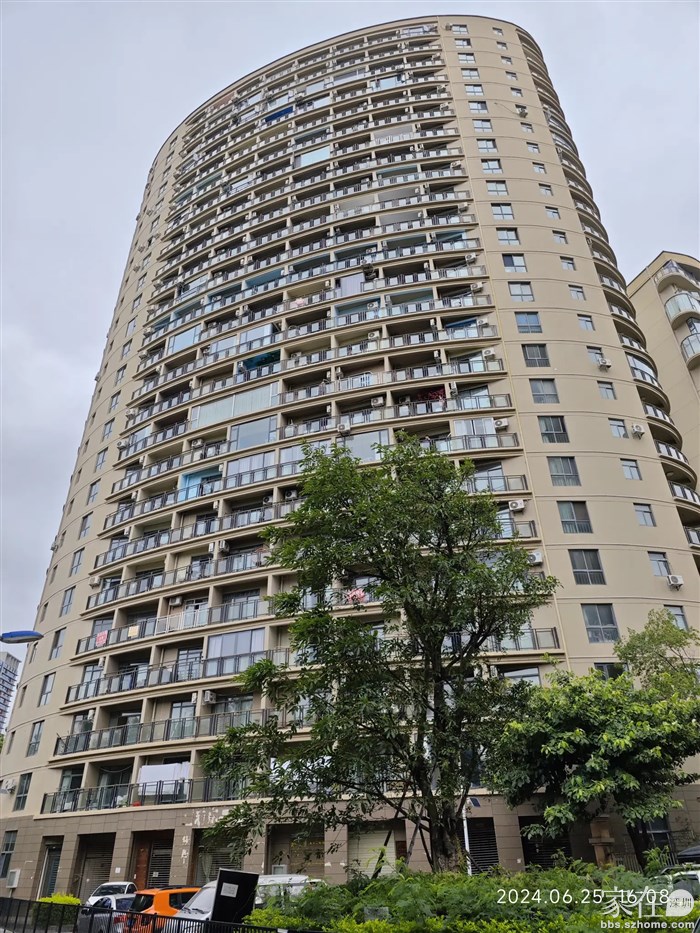 洱海边的这栋楼观海效果一流，看见有几张出售的告示拍下来，有兴趣的打上面电话。