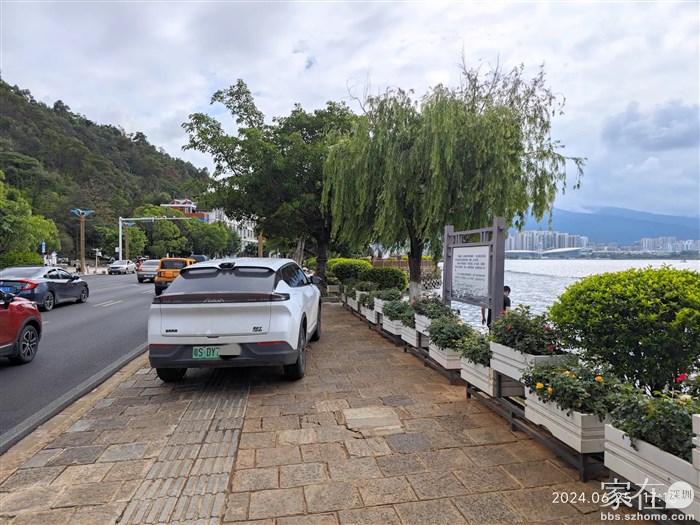 哪来的东莞车这样撒野，把车停在人行道上，我在大理这么久都没见过有汽车这样放肆，这些垃圾游人。