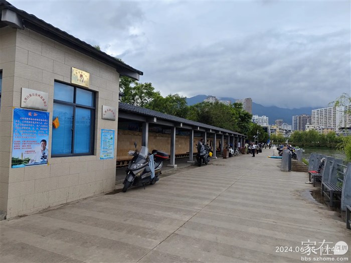 为泳者提供服务的公共场所，但不设救生员，一切活动自己负责。