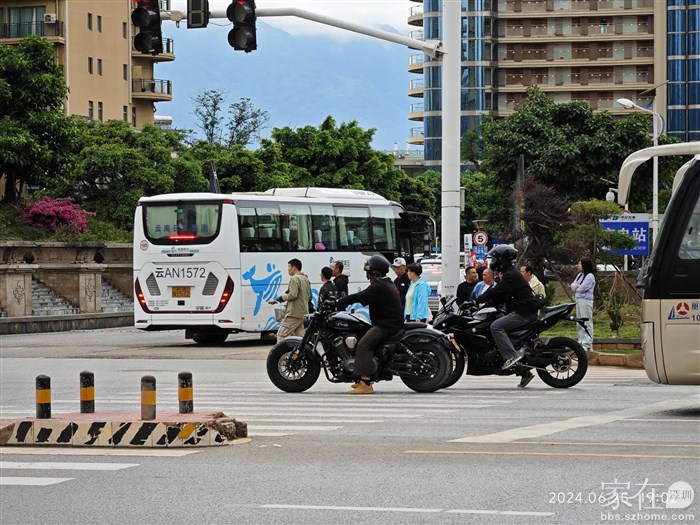 黑衣人骑黑色车挻有型的