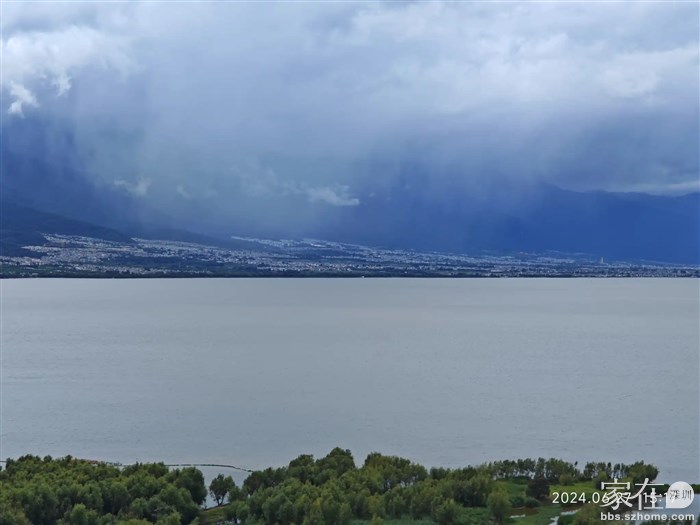 打好水回到家眼见对岸还在下雨，改去江风寺打水是对的。
