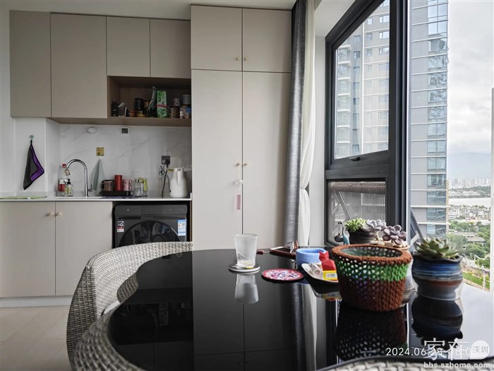 温度计所置位置，不用被阳光直射，更准确。