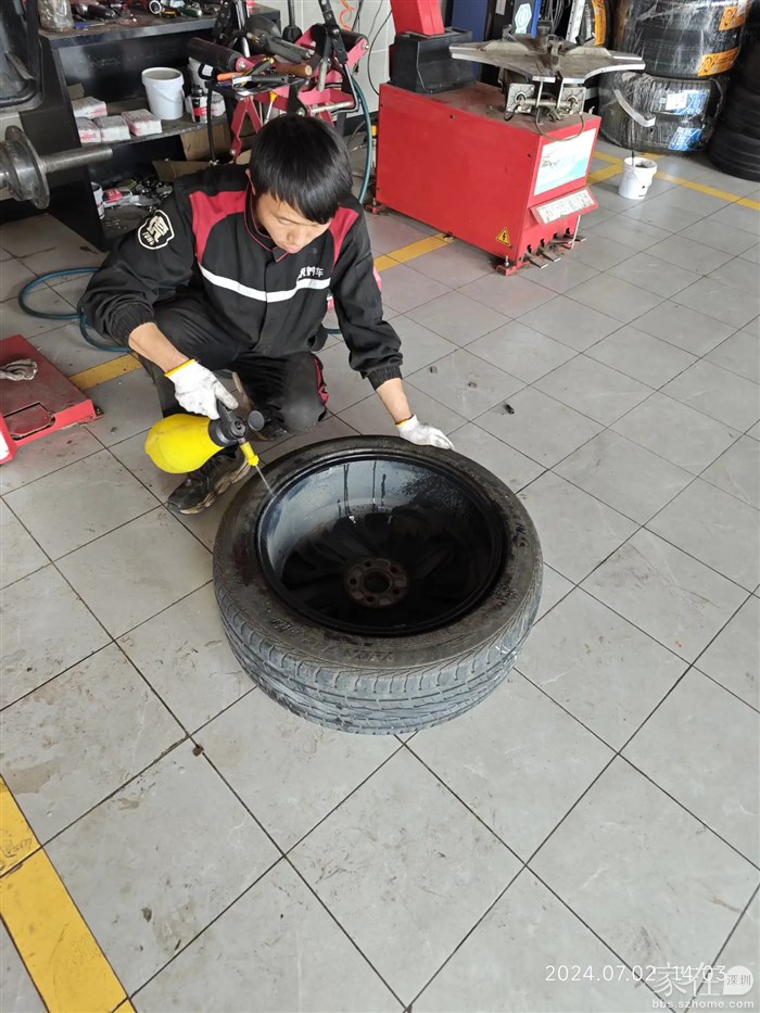 装好轮胎后还检查轮胎与轮毂的接缝会不会漏气