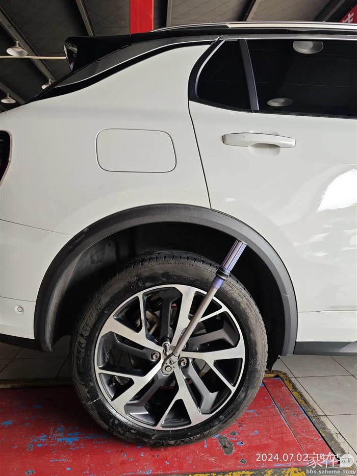 最后用扭力扳手拧紧轮胎，我是第1次见。