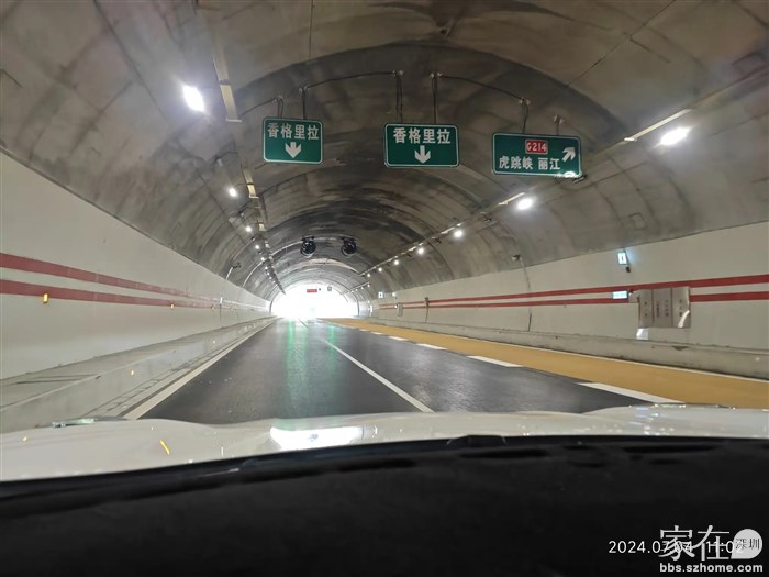 第一次走这条高速，虎跳峡前后有一个27公里长的隧道群，限速还不低，达到了100公里，连我这老司机都需打醒12万分精神来开才行。