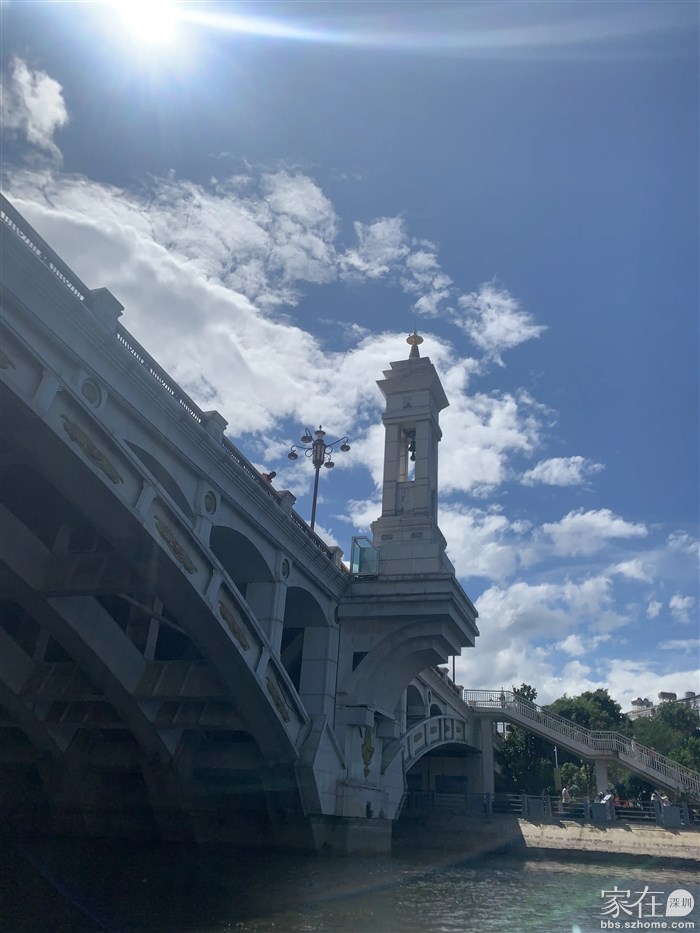 孩子划到兴盛桥下拍的照片