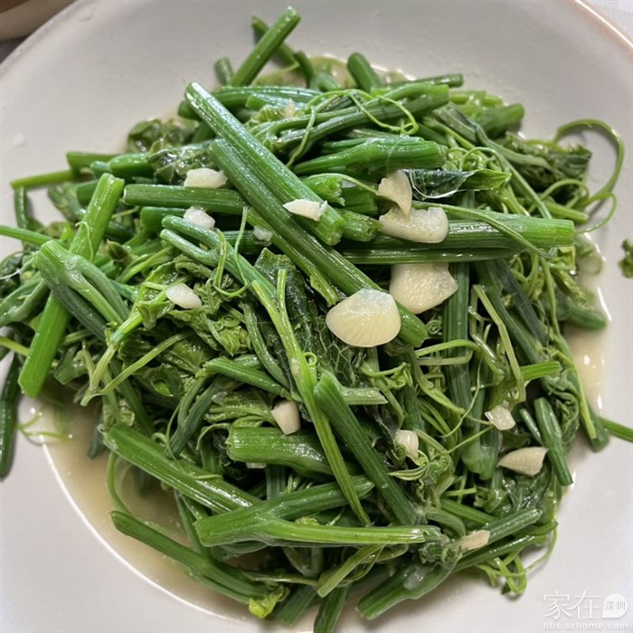 蒜蓉炒龙须菜，其实就是南瓜藤