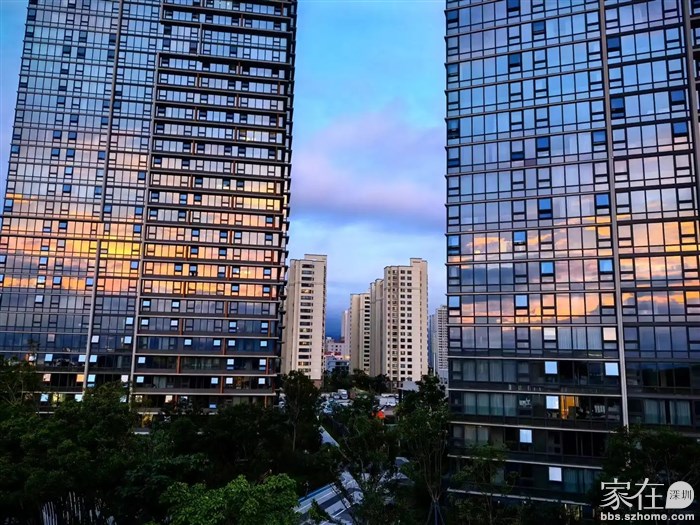 别人帮我拍的自己这栋楼的反射景