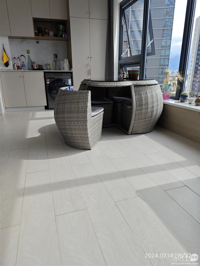 在西晒的阳台上