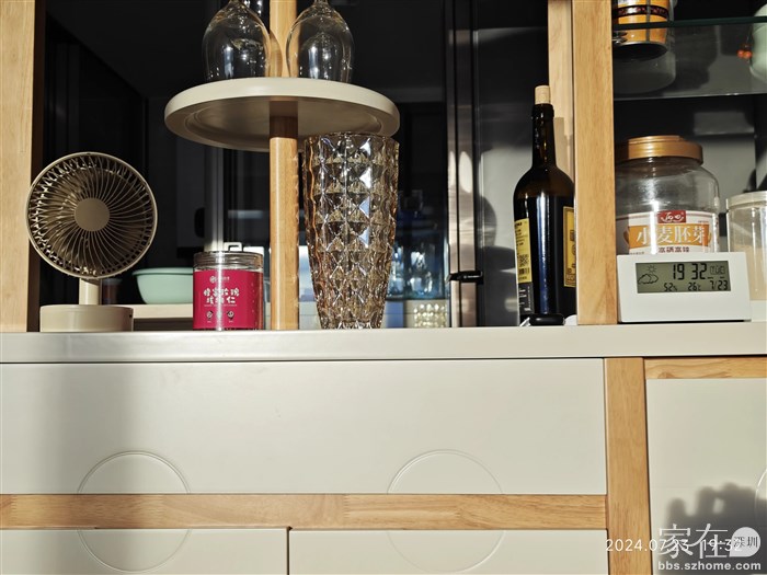 阳光己照入到了整个客厅