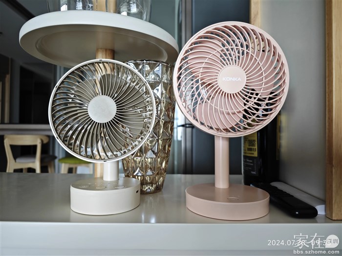 昨天最热的时候，我跟家里领导一人一个这个小风扇对着吹就很舒服了。