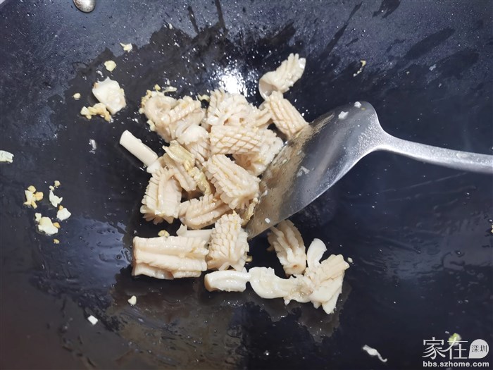 姜蒜爆香加鱿鱼快速炒一分钟