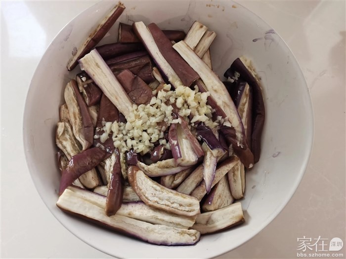 加入油里爆香的蒜蓉