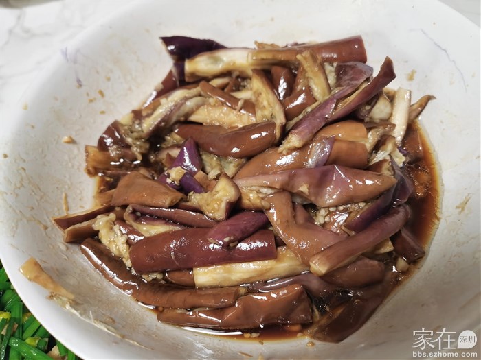 加蒸鱼豉油、少许糖、醋、花椒油、一起拌