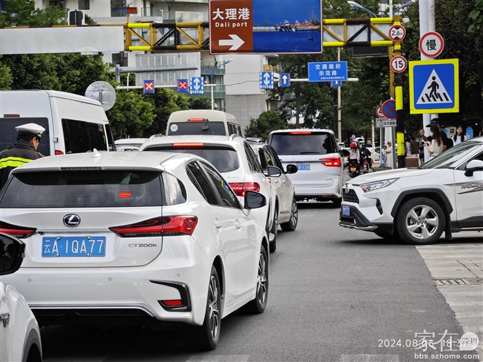 3公里的滨海大道堵死了，所以在大理必须要有小摩托。