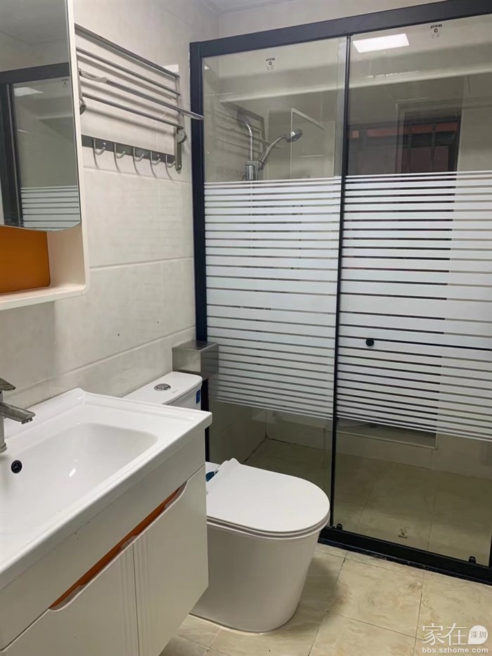 公共卫生间，面积大，隐私性好