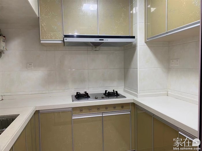 厨房方正面积大，干净舒适