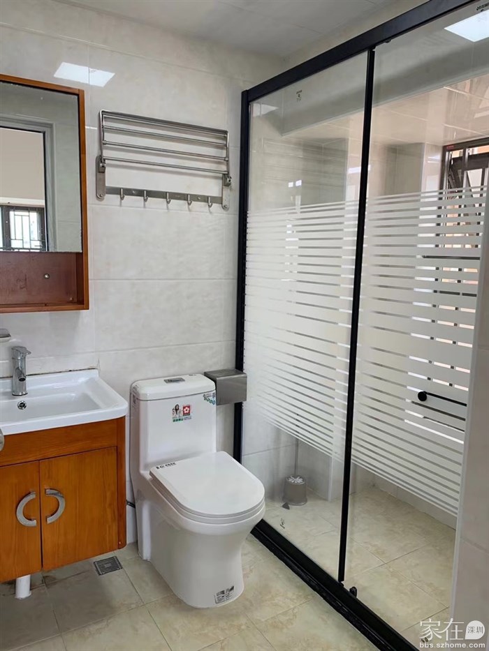 主卧卫生间，光线明亮，隐私性好