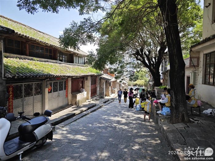 一群小屁孩在写生