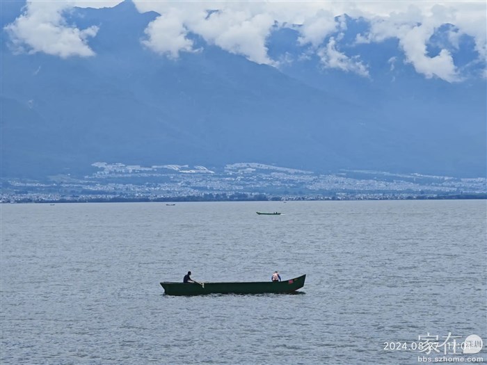 已开始有渔船撒网了