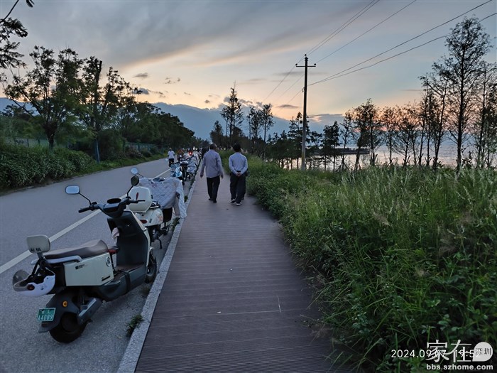 可惜晚了10分钟，晚霞己消失，如果早10分钟到这里就状观了。
