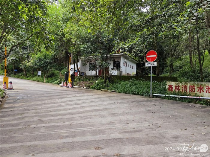 继续开车往上经过的第一个山门