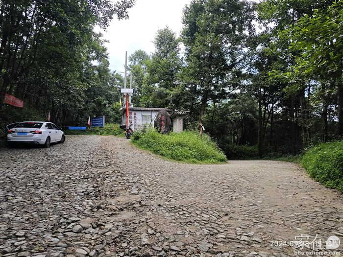 右边无为寺，左边继续上山的路一直封着不让车上，2公里多的地方有一个更大的寺院一直没开放。