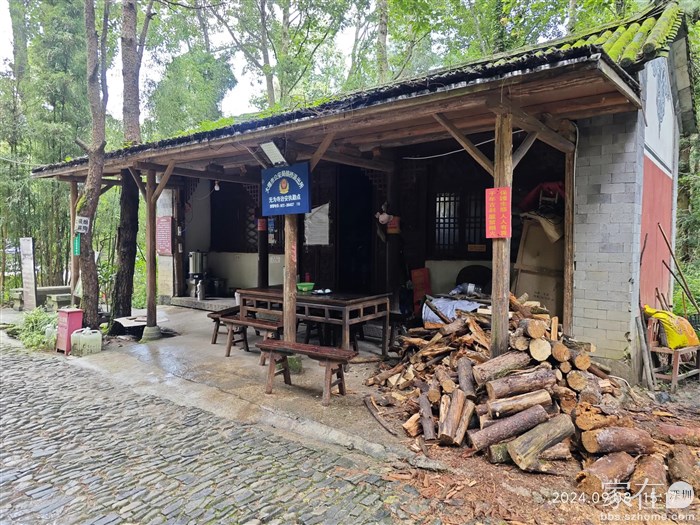 游客可以在这里自己烧水冲茶