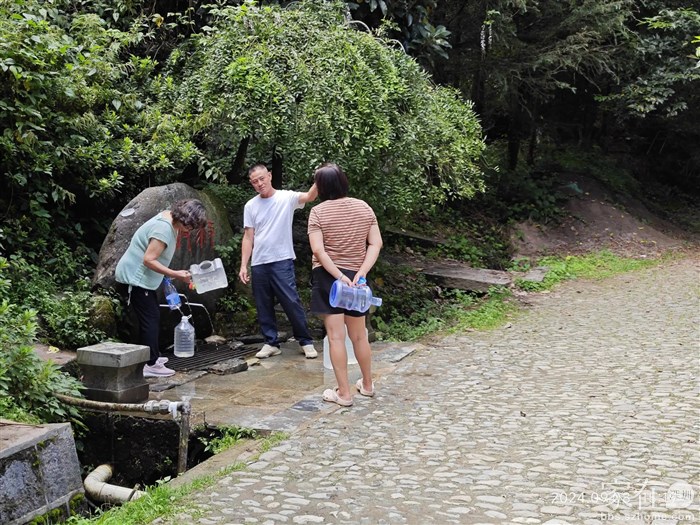 几个游客在打水