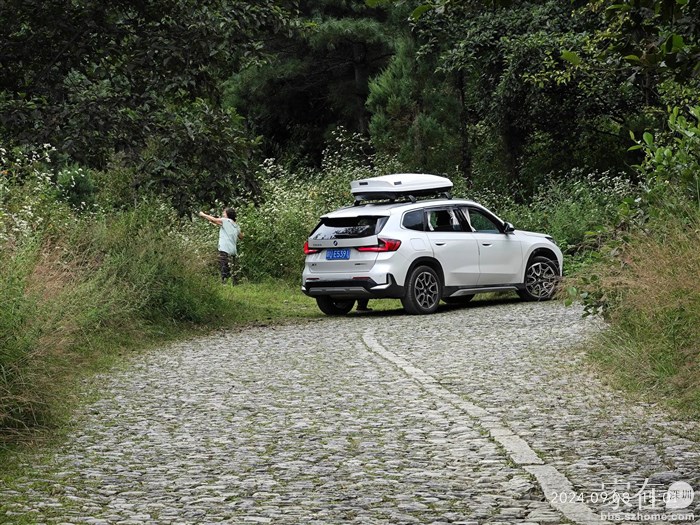 这个车就是那几位打水的游人