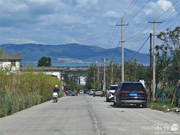 下山的路直面洱海