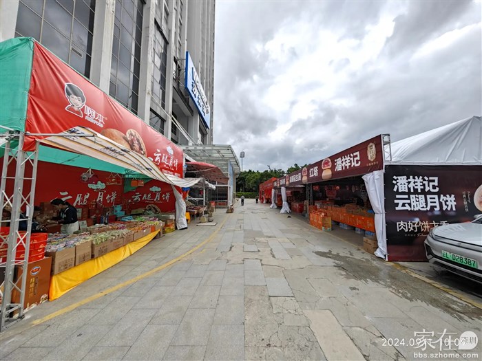 快到中秋了，沃尔玛门前全是月饼挡。