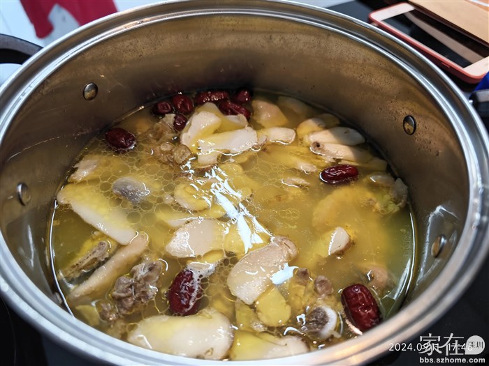 松茸是用之前冷冻备用的松茸，发现不用解冷，在汤快做好时直接从冰箱将松茸拿出来扔锅里10分就行，香气和口感跟新鲜松茸无异。