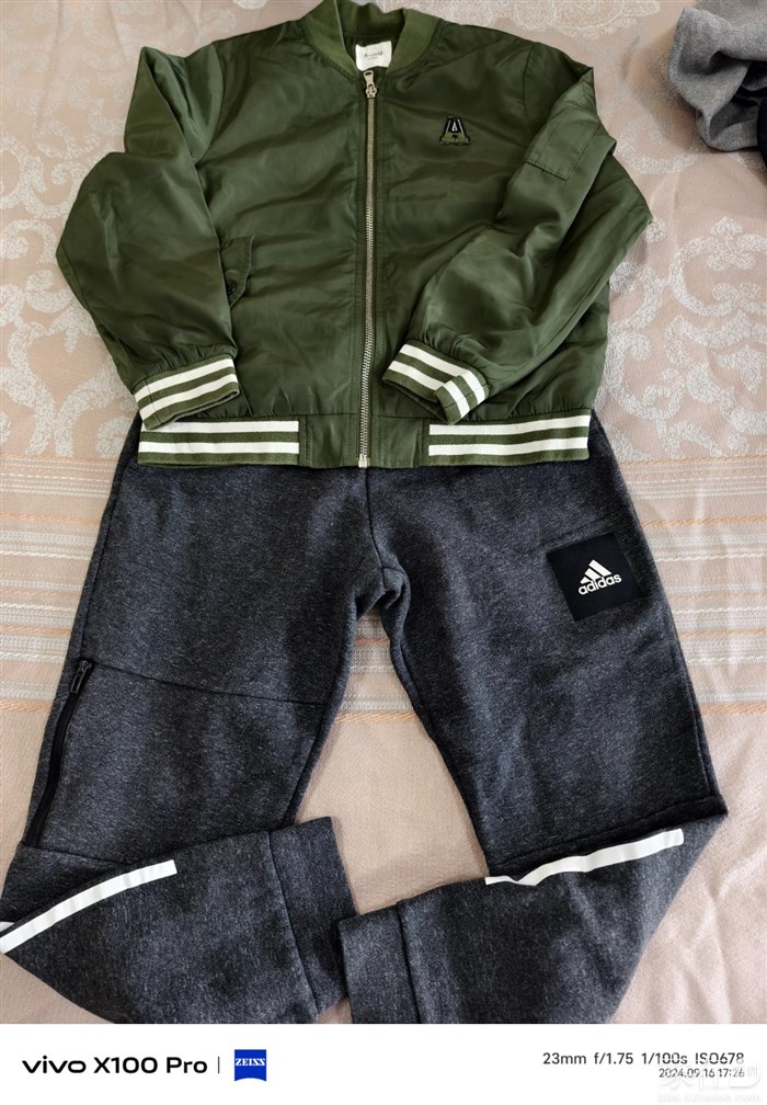 上衣双层，内衬纯棉，安奈儿。裤子纯棉，阿迪达斯。