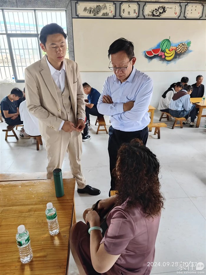 新郎与媒人，民宿老板北京人老陈夫妇。