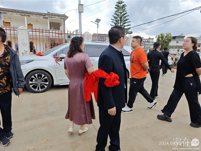 媒人也要扎红带