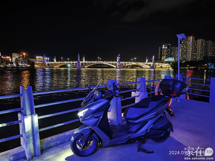 爬完山再转到兴盛桥下让摩托打个卡再回家。