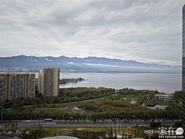 今天一早看这天气应该不会下雨，可以放心的骑摩托车去打水。