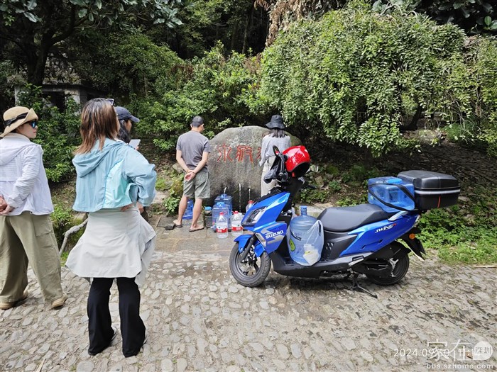 今天来此打水的人不算多，前后20分钟不到就打好了水，以前人多时曾最长排队排了2小时。