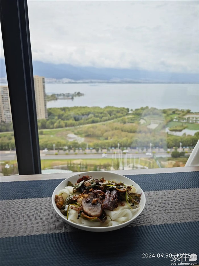 午饭是家里领导尝试做的猪肠粉，在大理只能买到漾濞卷粉，做猪肠粉还是可以的，但想用这能粉炒河粉就差点了。