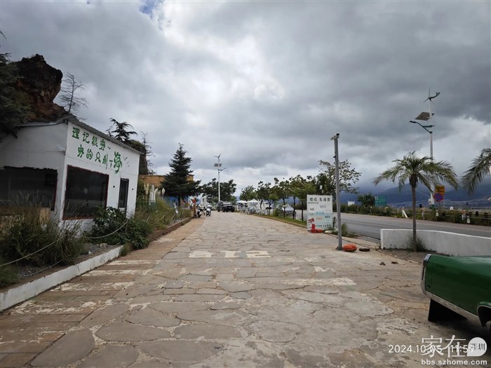 这家咖啡馆有一辆绿色的桑塔那，去有风的地方摄制组就跟他们租了那个车用了几天来拍摄。