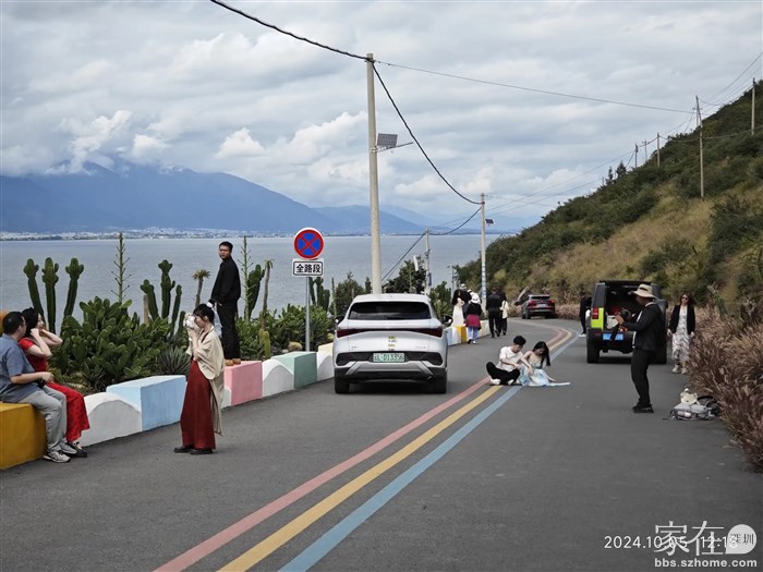 游人放肆了再拍照，经过的车辆缓慢绕过，大家都相安无事，自然的达到一种平衡。