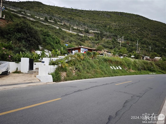 文笔村山下，环海东路路边上的日落山海咖啡馆。