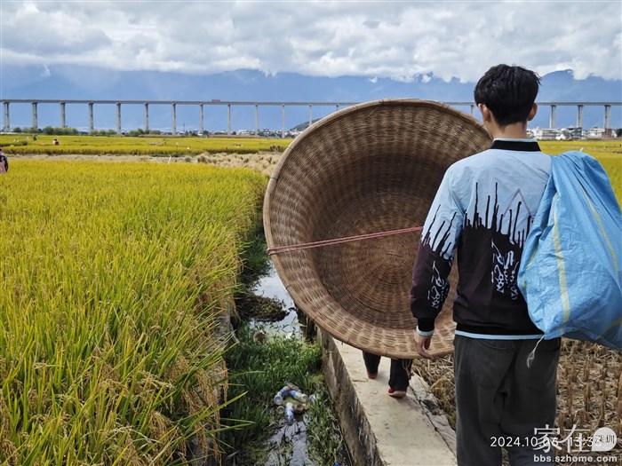 我在想这个孩子为什么不帮着拿这个大框呢