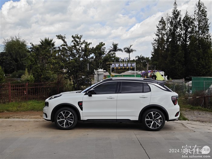 这里有一个房车营地，60元一天提供水电淋浴还是挺花的来的。